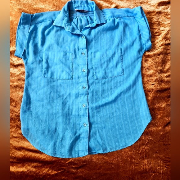 Shapely Button Up Lightweight Top - Picture 8 of 10